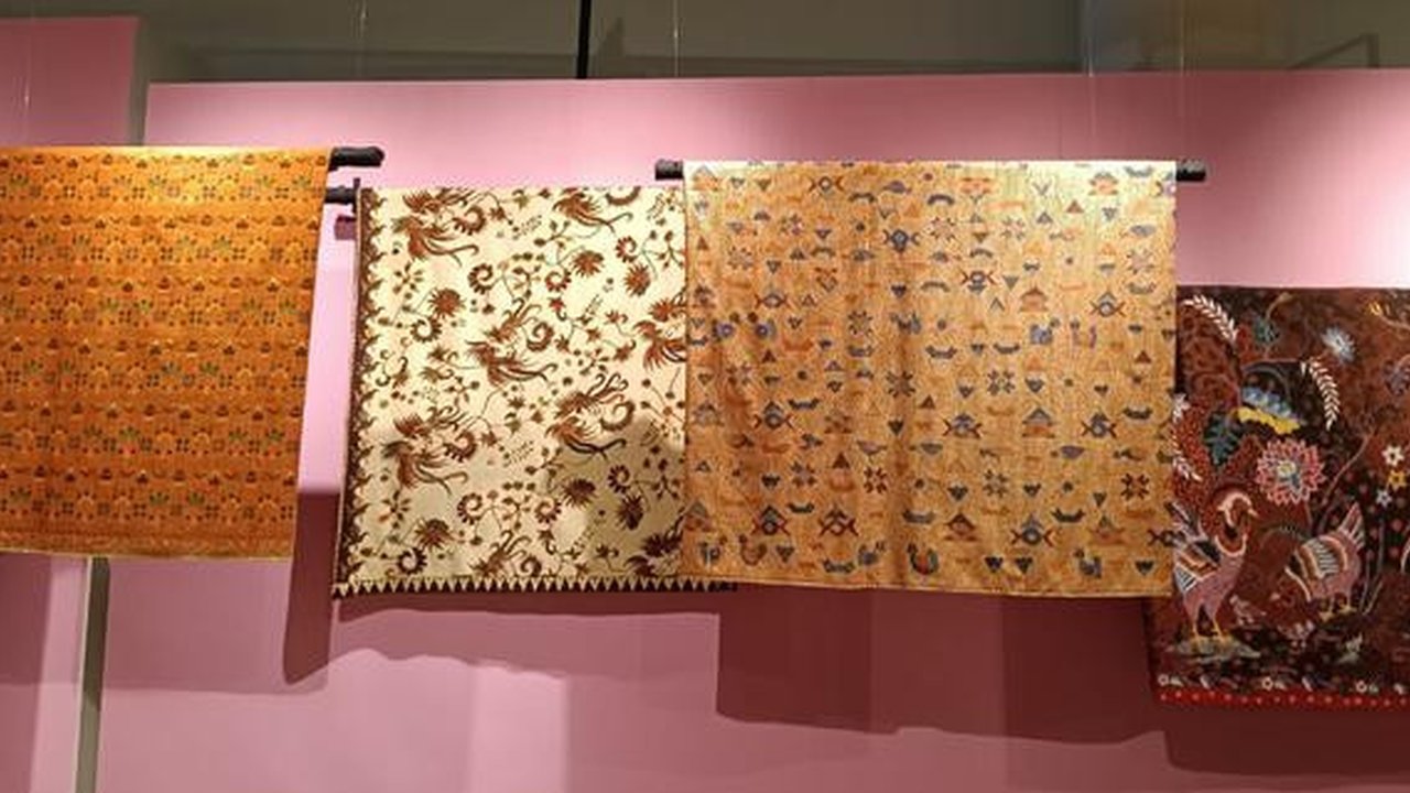 Wakil Menteri Kebudayaan Giring Ganesha dan istri menghadiri pameran batik Kukuruyuk di Museum Batik Indonesia. (dok. Liputan6.com/Dinny Mutiah)