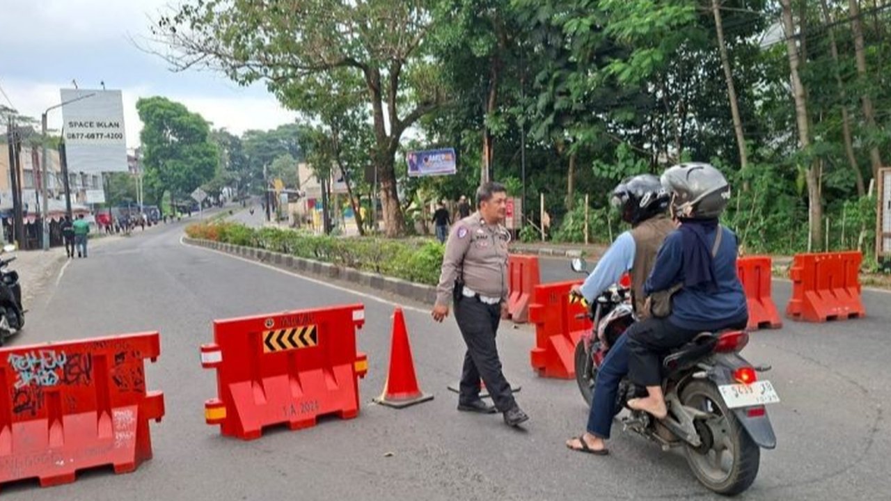 Polres Cianjur memberlakukan rekayasa lalu lintas di sejumlah jalan protokol selama demo damai Koalisi Rakyat Cianjur. Cari tahu jalur alternatif yang bisa Anda gunakan untuk menghindari kemacetan!
