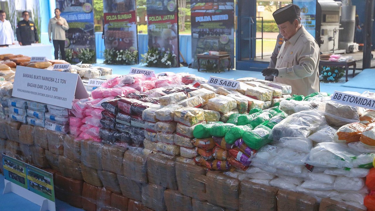 Polresta Barelang berhasil gagalkan penyelundupan sabu 1,9 Kg dari Malaysia, menangkap empat tersangka. Temukan bagaimana jaringan narkoba ini beroperasi dan berapa jiwa yang terselamatkan!
