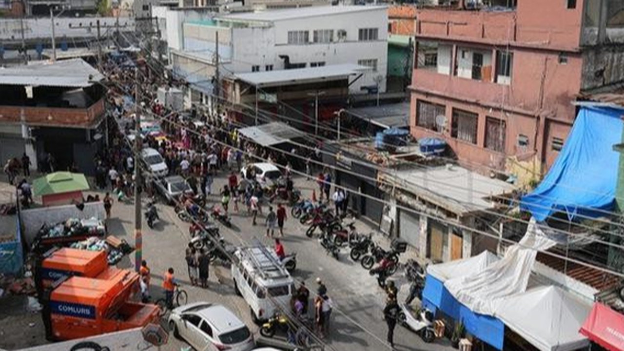 Seorang perempuan pada Rabu (29/10/2025), meratapi jenazah korban yang tewas sehari sebelumnya dalam operasi polisi yang menargetkan geng Red Command di favela Complexo da Penha, Rio