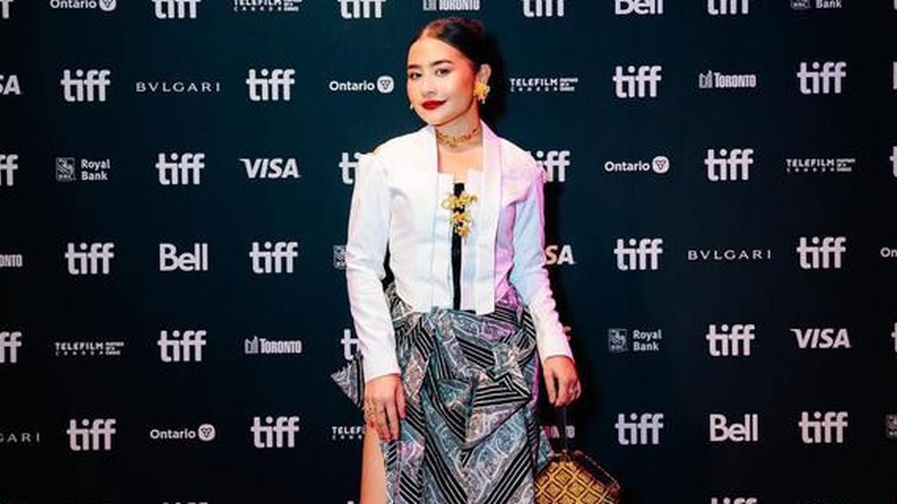 Prilly Latuconsia memakai batik yang dipadukan dengan kebaya modern model kutu baru berwarna putih. (dok. Instagram @prillylatuconsina/https://www.instagram.com/p/DJD4EUAzL31/?img_index=1)