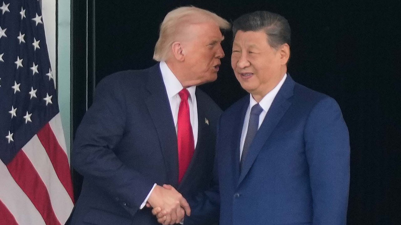 Presiden Donald Trump dan Presiden Tiongkok Xi Jinping)  usai melakukan  pertemuan mereka di Bandara Internasional Gimhae di Busan, Korea Selatan, Kamis, (30/10/2025).