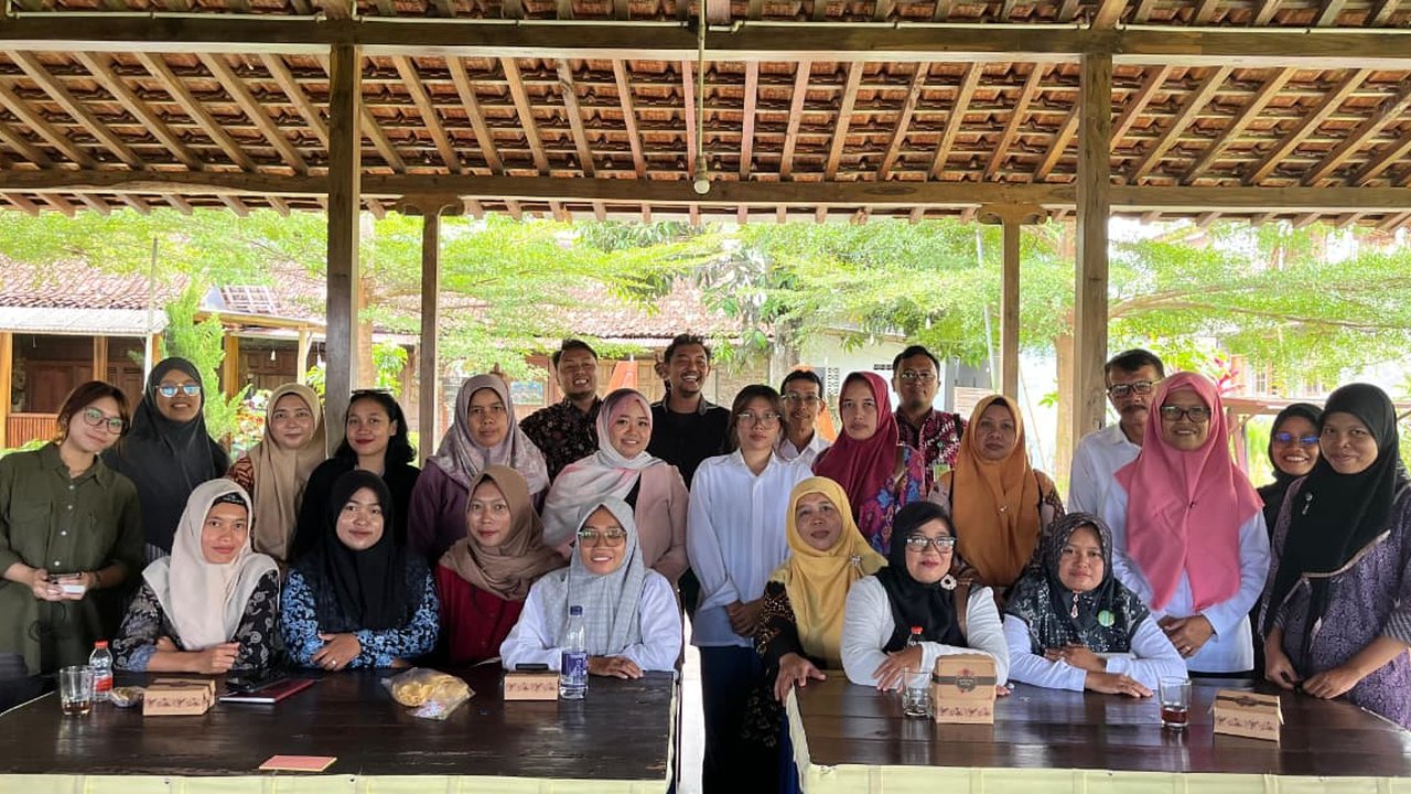 Mitra Wacana Dorong Peningkatan Kapasitas Masyarakat Kulon Progo untuk Wujudkan Kalurahan Ramah Perempuan dan Anak

Kulon Progo – Mitra Wacana gelar sosialisasi Kalurahan Ramah Perempuan dan Peduli Anak (KRPPA) di tiga kapanewon Kabupaten Kulon Progo. KRPPA merupakan program yang didorong oleh Kementerian Pemberdayaan Perempuan dan Perlindungan Anak (KemenPPPA) bersama pemerintah daerah, organisasi, dan masyarakat setempat dalam menciptakan lingkungan yang aman dan inklusif bagi perempuan dan anak.
KRPPA merupakan program nasional yang mendorong setiap kalurahan untuk lebih responsif terhadap kebutuhan, perlindungan, dan pemberdayaan perempuan serta anak. Melalui sosialisasi ini, masyarakat diajak untuk memahami dan berperan aktif dalam penerapan prinsip-prinsip KRPPA di lingkungan mereka. 
Sosialiasasi ini merupakan tindak lanjut dari penandatanganan komitmen KRPPA yang sebelumnya telah dilakukan oleh masing-masing pemangku kepentingan di tingkat lokal, yakni Kalurahan Salamrejo, Sentolo, dan Demangrejo untuk wilayah Kapanewon Sentolo, Kalurahan Tirtorahayu, Nomporejo, dan Banaran untuk wilayah Galur, dan Kalurahan Hargotirto, Hargorejo, dan Kalirejo untuk wilayah Kapanewon Kokap. Pelakasanaan sosialisasi ini dilakukan selama enam hari di tiga kapanewon, masing-masing selama dua hari, yaitu Kapanewon Sentolo pada 20-21 Oktober 2025, Kapanewon Galur pada 22-23 Oktober 2025, dan penutupnya di Kapanewon Kokap pada 27-28 Oktober 2025, yang dihadiri oleh pemangku kepentingan lokal dari pemerintah Kalurahan, unsur penggerak perempuan, tokoh masyarakat dan kelompok P3A (Pusat Pembelajaran Perempuan&Anak) dampingan Mitra Wacana. 
Selama dua hari kegiatan, peserta dari berbagai kalurahan di setiap kapanewon mendengarkan empat materi yang dipaparkan oleh pegiat Mitra Wacana. Sebelum sesi pemaparan materi dimulai, hari pertama kegiatan diawali dengan pre-test yang bertujuan untuk mengukur sejauh mana pengetahuan setiap peserta tentang KRPPA. Selanjutnya, peserta mendapatkan dua materi, yaitu Hak dan Perlindungan Perempuan, serta Hak dan Perlindungan Anak. Kedua materi ini menyoroti pentingnya kesetaraan akses, perlindungan hukum, serta peran masyarakat dalam menghapus diskriminasi terhadap perempuan dan anak.
Pada hari kedua, kegiatan berlanjut dengan materi tentang Pengarusutamaan Gender (PUG) dan Panduan Pelaksanaan Gerakan SAPA (Sahabat Perempuan dan Anak). SAPA merupakan sebuah inisiatif partisipatif yang mendorong masyarakat untuk berperan aktif dalam pencegahan kekerasan berbasis gender dan perlindungan anak. Di akhir kegiatan, diadakan juga post-test untuk mengukur tingkat pemahaman dan penguasaan peserta terhadap materi yang telah disampaikan. 
Materi tentang Hak dan Perlindungan Perempuan membahas berbagai bentuk diskriminasi berbasis gender, Convention on the Elimination of All Forms of Discrimination Against Women (CEDAW) sebagai payung hukum internasional dalam melindungi hak-hak perempuan, serta prinsip dan tantangan dalam mewujudkan kesetaraan gender. Setelah itu, dilanjutkan materi tentang Hak dan Perlindungan Anak membahas tentang landasan hukum dalam melindungi hak anak, serta berdiskusi tentang kasus-kasus pelanggaran hak anak, seperti kasus pernikahan anak, putus sekolah, dan keterbatasan ruang aman dalam bermain. 
Hari kedua kegiatan dimulai dengan pemaparan materi Pengarutamaan Gender (PUG) dan Panduan Pelaksanaan Gerakan SAPA (Sahabat Perempuan dan Anak). Dalam sesi PUG, tim Mitra Wacana menjelaskan kesetaraan gender tidak sekadar memperjuangkan hak perempuan, tetapi meningkatkan kapasitas dan partisipasi aktif perempuan dan laki-laki dalam pembangunan daerah. Tim Mitra Wacana juga menjelaskan indikator keberhasilan PUG meliputi partisipasi pengambilan keputusan, akses ekonomi, kesejahteraan, pendidikan, keadilan sosial, dan kesadaran terhadap perubahan sosial.
“Kesetaraan gender bukan hanya tentang perempuan, tapi tentang bagaimana laki-laki dan perempuan memiliki hak dan tanggung jawab yang sama dalam kehidupan,” tegas Alfi Rahmadani, tim Mitra Wacana, pada sosialisasi di Kapanewon Galur, Kamis (23/10/2025).
Setelah pemaparan PUG selesai, dilanjutkan dengan pemaparan Panduan Pelaksanaan Gerakan SAPA (Sahabat Perempuan dan Anak) oleh Muhammad Mansur, tim Mitra Wacana. Gerakan SAPA menekankan pentingnya kolaborasi antara pemerintah daerah, lembaga layanan, apparat hukum dan masyarakat dalam menciptakan sistem perlindungan yang cepat tanggap dan berkeadilan. Setelah menjelaskan tentang SAPA, Mansur mengajak semua peserta untuk berdiskusi tentang implementasi gerakan SAPA di tingkat kalurahan.
“Melalui gerakan SAPA, kita wujudkan lingkungan aman, setara, dan bebas dari kekerasan bagi perempuan dan anak,” ujar Mansur pada sosialisasi di Kapanewon Galur, Kamis (23/10/2025).
Melalui kegiatan ini, Mitra Wacana berharap adanya peningkatan kapasitas masyarakat, serta memperkuat pondasi pemahaman dan kesadaran kolektif dalam masyarakat tentang KRPPA. Selain itu, diharapkan proses kolaborasi ini dapat berjalan lebih efektif, partisipatif, dan berkelanjutan demi terciptanya kalurahan yang setara, aman, dan inklusif bagi perempuan dan anak.