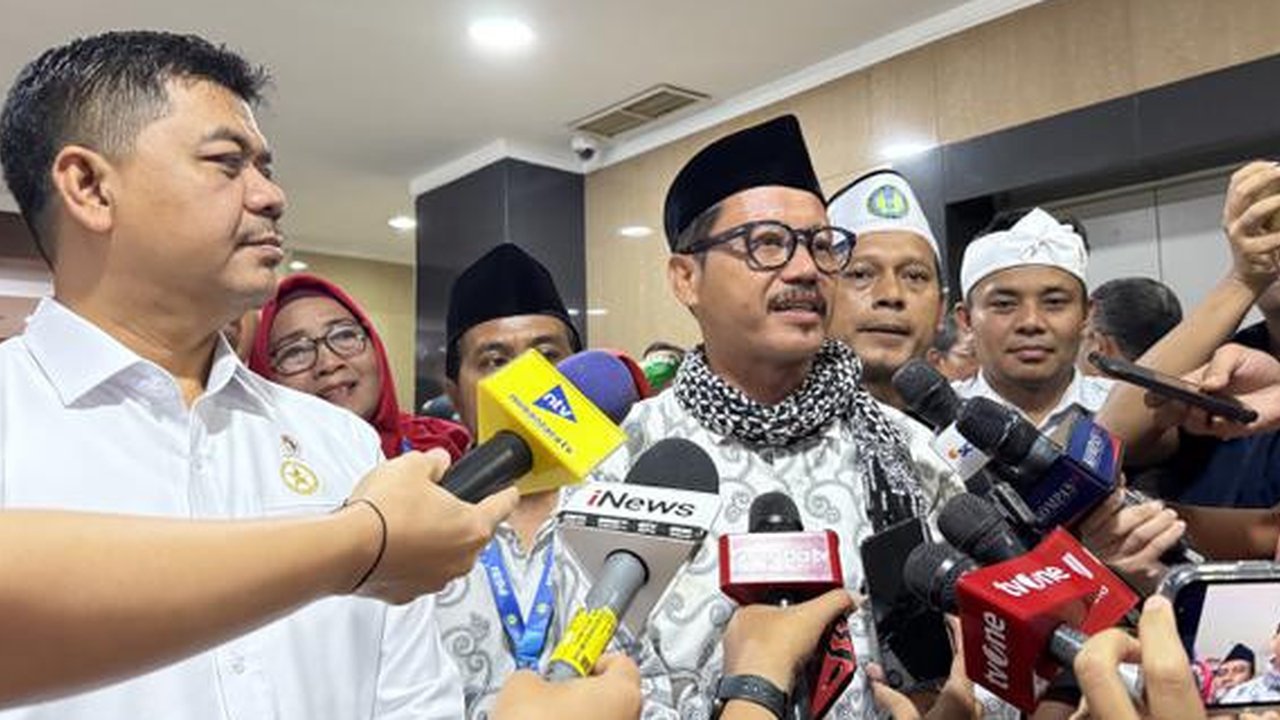 Wakil Menteri Sekretaris Negara (Wamensesneg), Juri Ardiantoro menerima perwakilan guru madrasah yang menggelar unjuk rasa di kawasan Monumen Nasional (Monas) Jakarta Pusat, Kamis (30/10/2025