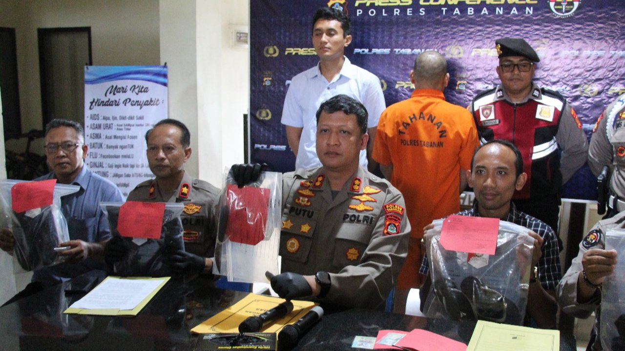 Pelaku penikaman selingkuan saat diamankan di Mapolsek Selemadeg, Tabanan, Bali, Kamis (30/10)