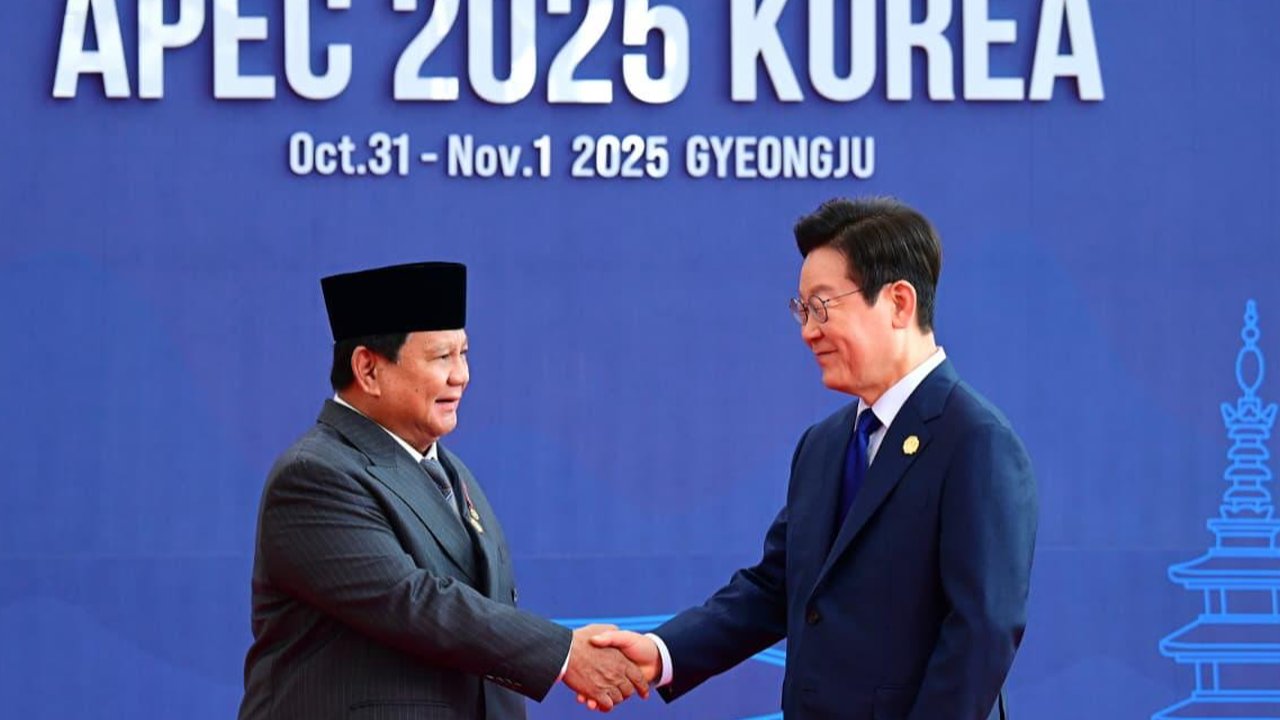 Presiden Prabowo Subianto dan Presiden Korea Selatan, Lee Jae-Myung berfoto Bersama jelang KTT APEC Korea Selatan