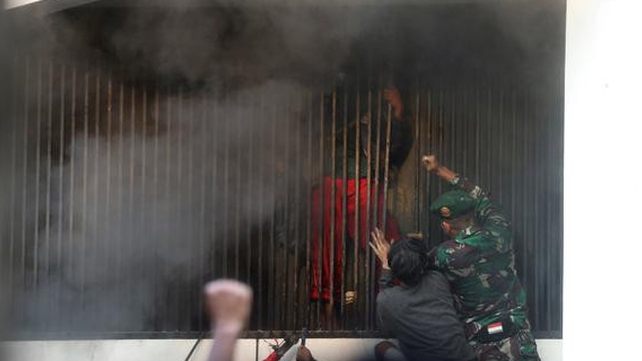 Aksi unjuk rasa massa yang dilakukan di depan Markas Komando Korps Brigade Mobil (Brimob) Polda Metro Jaya di kawasan Kwitang, Jakarta Pusat, Jumat (29/8/2025) sempat beberapa kali ricuh. (Li
