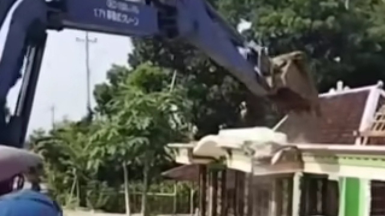 Kesal Diselingkuhi Istri, Pria Sragen Nekat Hancurkan Rumah Pakai Eskavator