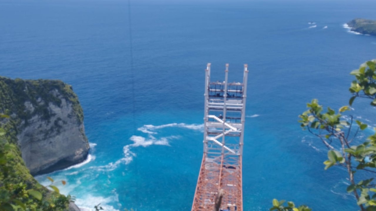 pembangunan lift kaca di Pantai Kelingking Bali disetop