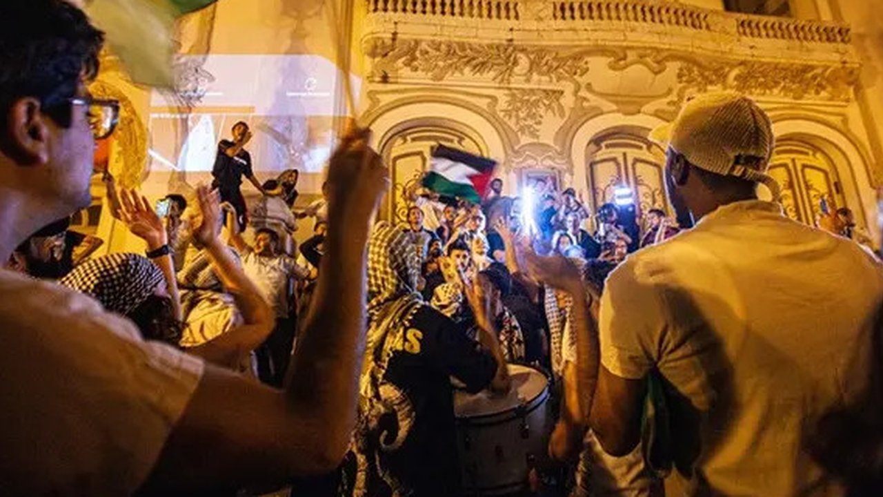 Seorang demonstran melambaikan bendera Palestina selama unjuk rasa di Madrid, Spanyol, Kamis (2/10/2025) sebagai bentuk solidaritas dengan Global Sumud Flotilla setelah kapal-kapalnya dice