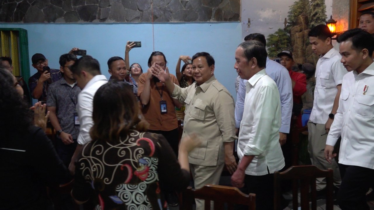 Presiden Prabowo Subianto mampir ke Warung Bakmi Jawa Bu Citro 1 di tengah kunjungan ke Solo, Minggu (20/7/2025). Prabowo, Jokowi, dan Gibran duduk di satu meja yang sama. (Foto: Tim Media Presiden)
