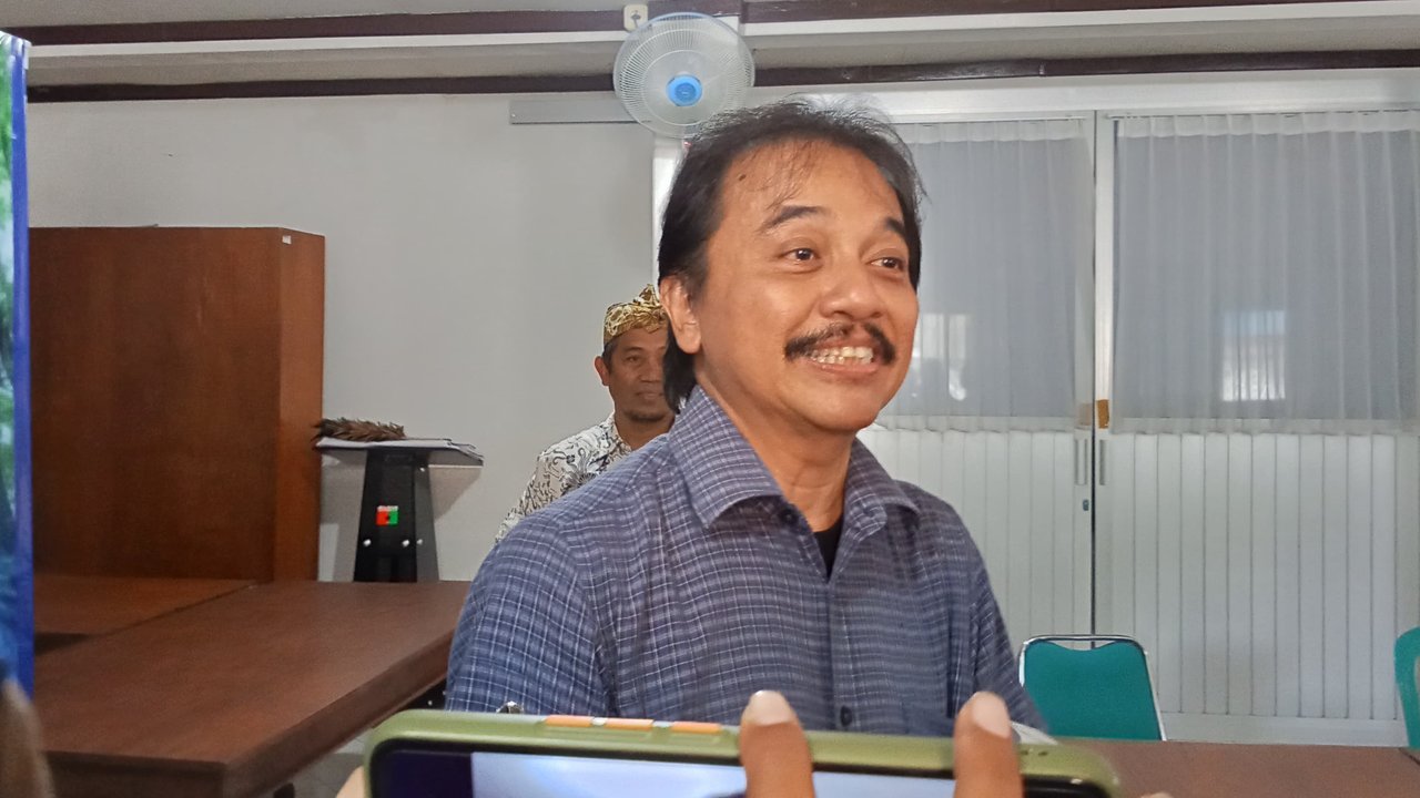 VIDEO: Menohok Roy Suryo Tertawa Balas Desakan Relawan Jokowi 