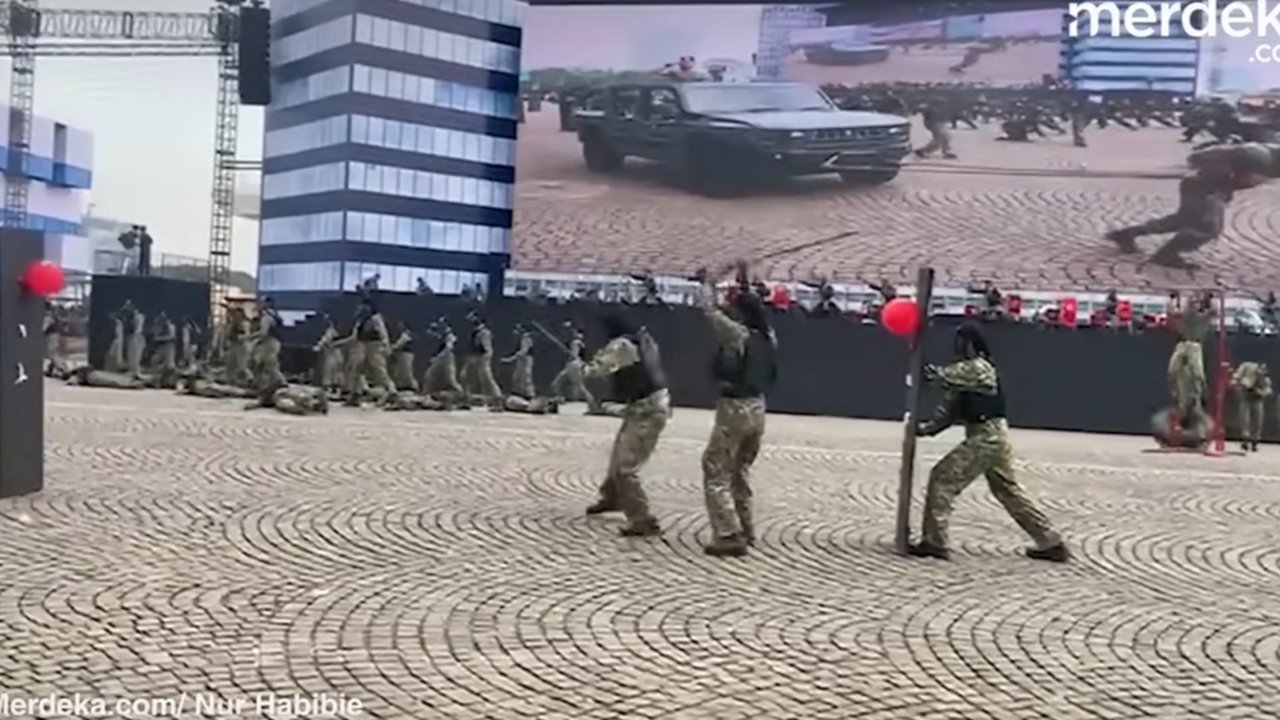 VIDEO: Aksi Prajurit Sangar Berotot Besar Kuat Tarik Mobil Maung Sendirian saat Gladi Resik HUT ke-80 TNI