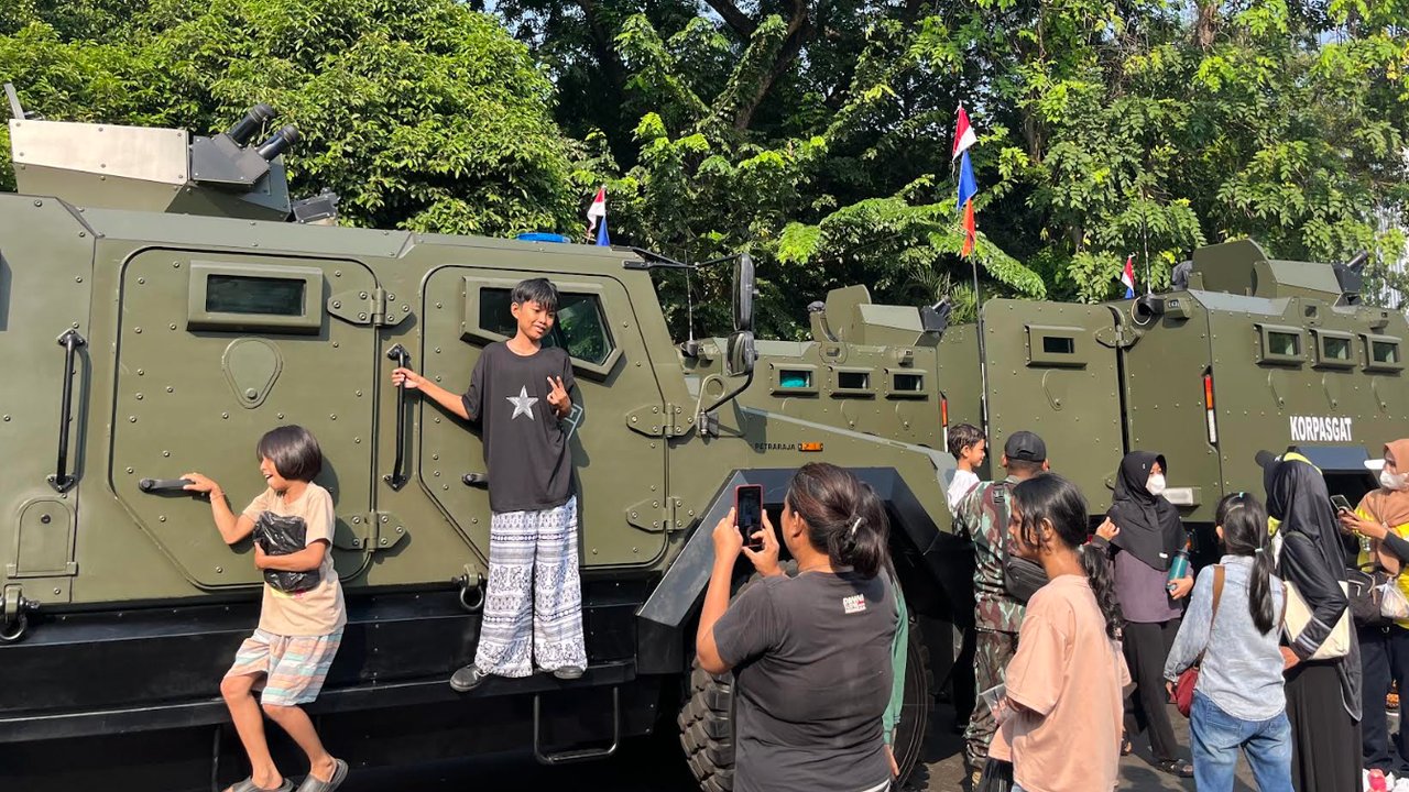 Antusias Emak-Emak Ajak Anak Foto Bareng Tentara di HUT TNI ke-80: Semoga Nular Gagahnya