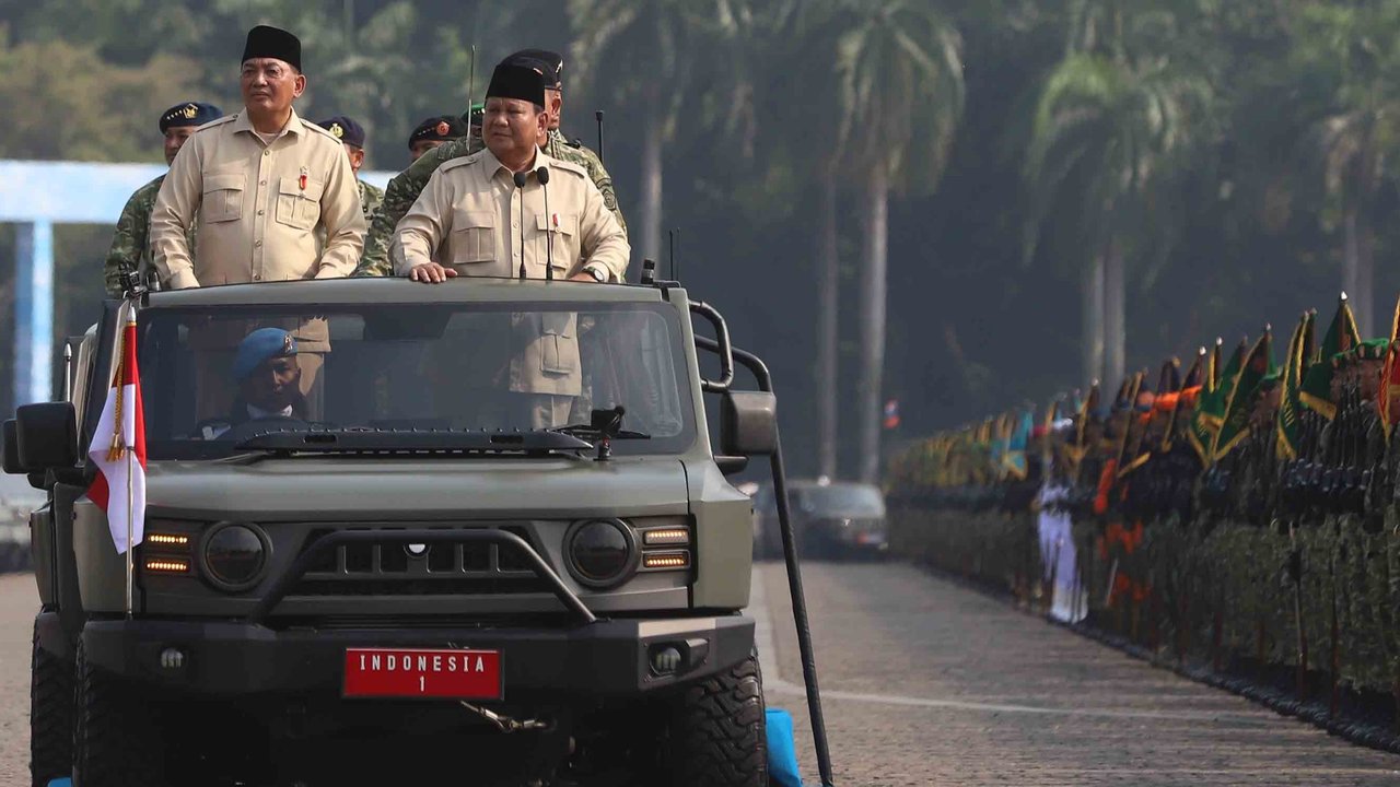 Presiden Prabowo Subianto  didampingi Menteri Pertahanan Sjafrie Sjamsoeddin  saat melaksanakan inspeksi pasukan dalam upacara HUT ke-80 TNI di kawasan Silang Monas, Jakarta, Minggu (5/10/2025)