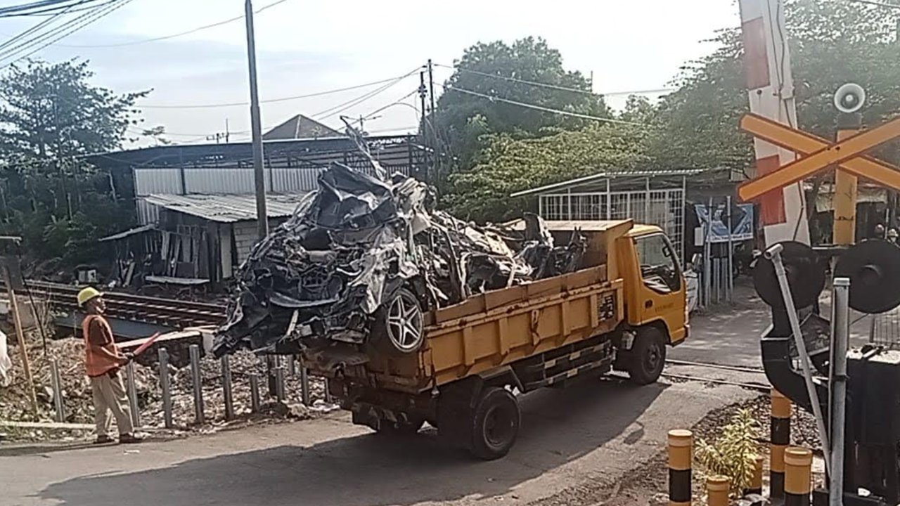 Mobil Mercy Ditemukan Ringsek Tertimbun Reruntuhan Bangunan Musala di Ponpes Al Khoziny Sidoarjo