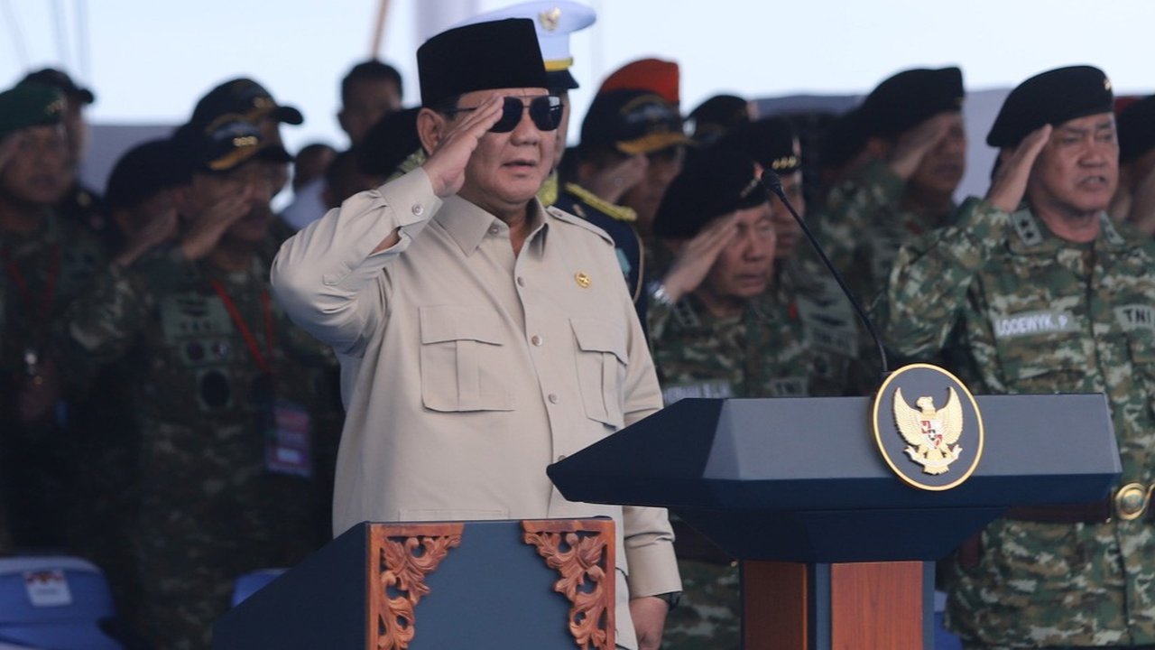 Presiden Prabowo Subianto, memberikan Tanda Kehormatan Bintang Yudha Dharma Pratama dan Samkaryanugraha kepada puluhan prajurit dan satuan TNI saat  kegiatan Presidential Inspection yang digelar di atas KRI dr Radjiman Wedyodiningrat-992 di Teluk Jakarta, Kamis (02/10/2025).
