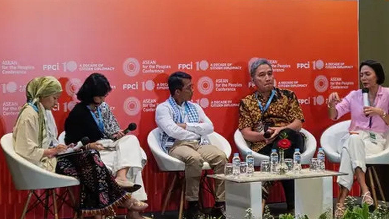 Para pembicara dari Indonesia, Kamboja, Malaysia, dan Brunei berdiskusi tentang pelestarian budaya Asia Tenggara dalam sesi ASEAN for the Peoples Conference 2025 di Jakarta, Minggu (5/10/2