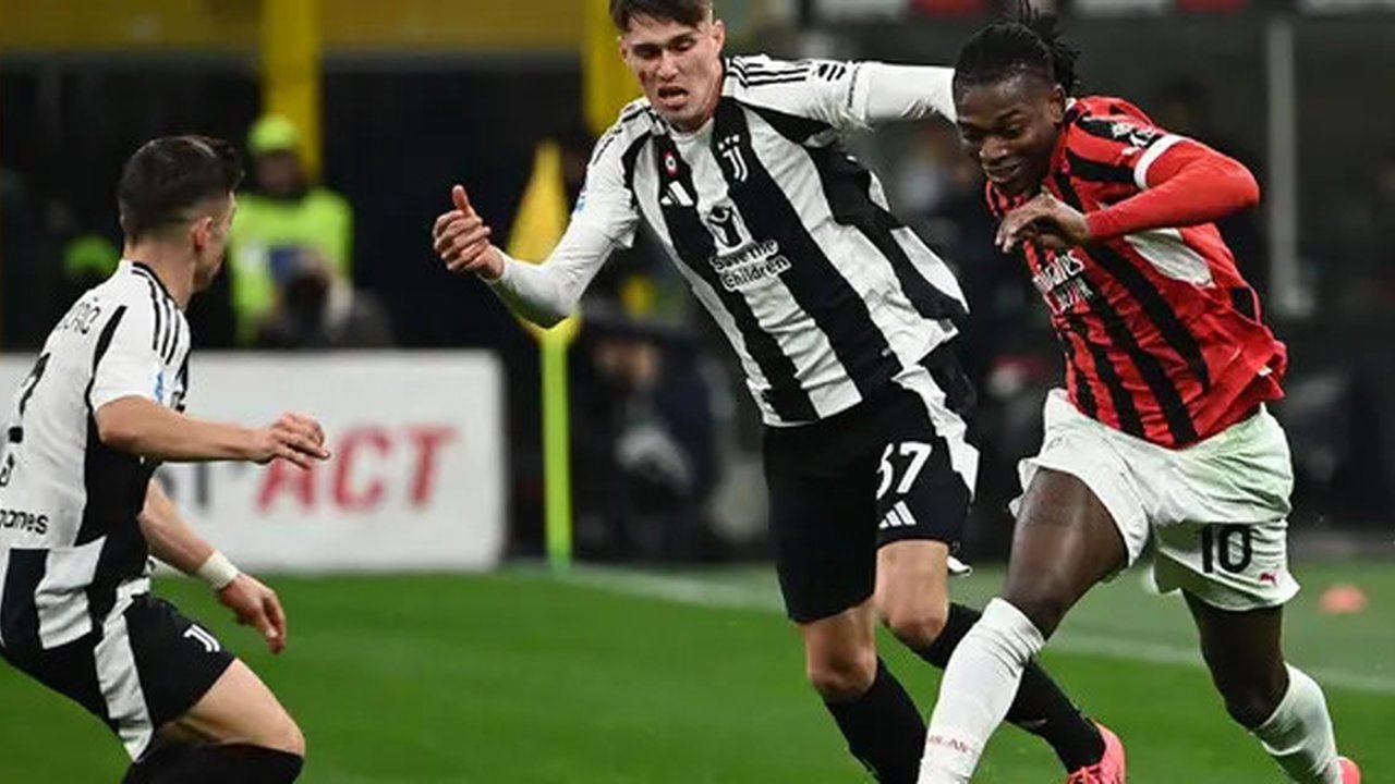 Penyerang AC Milan, Rafael Leao (kanan) berebut bola dengan pemain bertahan Juventus, Nicolo Savona (tengah) saat pertandingan sepak bola Serie A Italia 2024/2025 di stadion San Siro di Milan