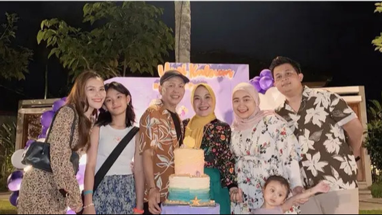 Ulang tahun Umi Kalsum yang ke-53 (Foto: Instagram @ayutingting92)