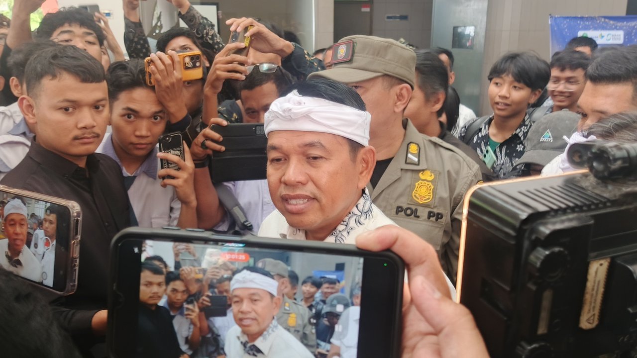 Gubernur Jawa Barat Dedi Mulyadi mengeluarkan Surat Edaran yang memastikan pelaksanaan Pilkades Digital Jabar akan menggunakan sistem e-voting, menandai era baru demokrasi desa.