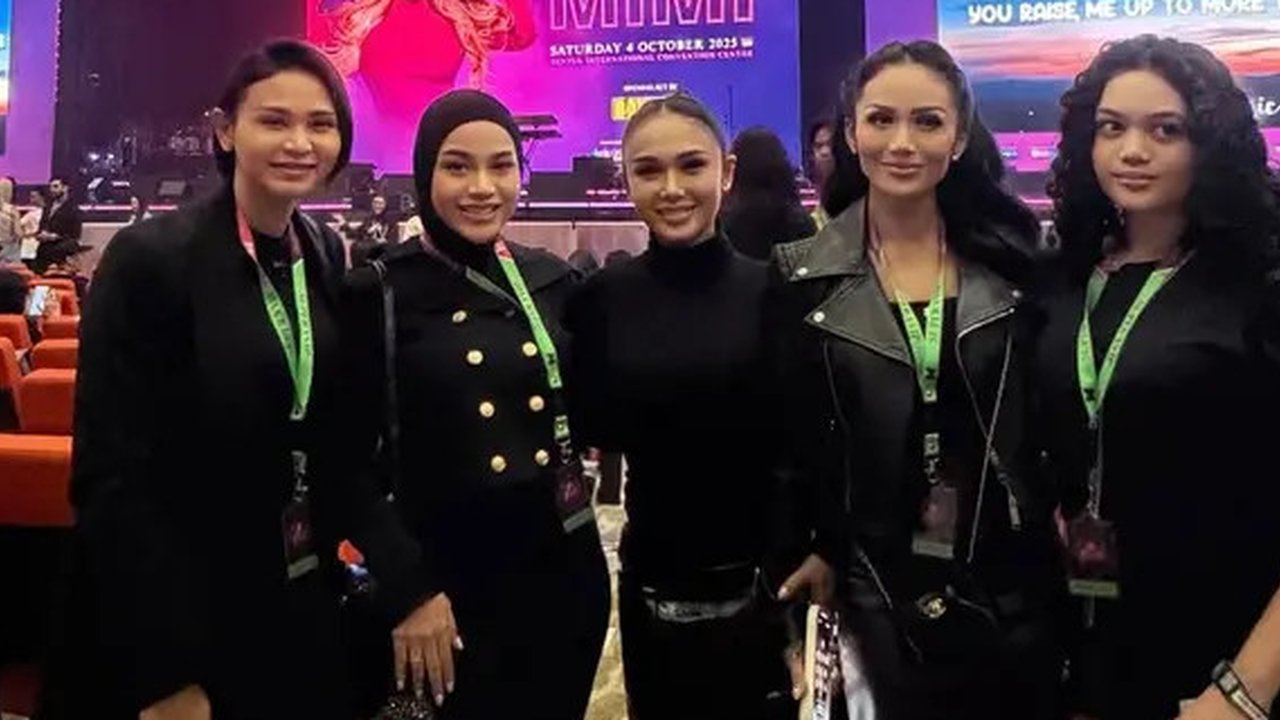 Potret Kris Dayanti Nonton Konser Mariah Carey di Jakarta