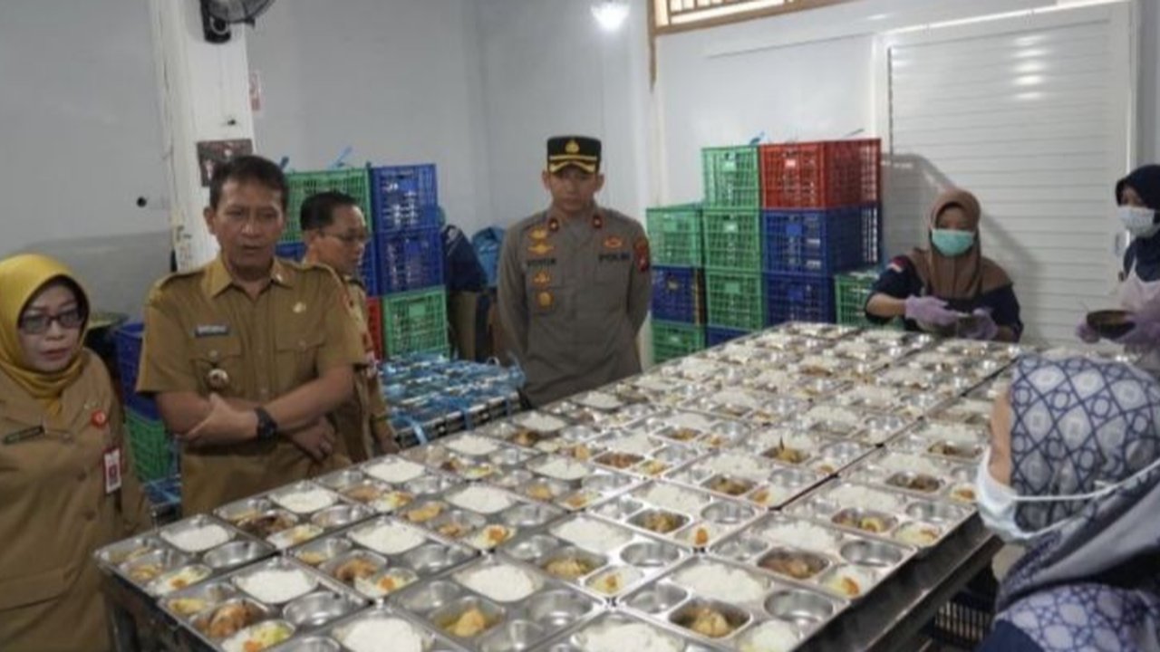 Para Siswa Sekolah Dasar sedang menyantap Makan Bergizi Gratis (MBG)