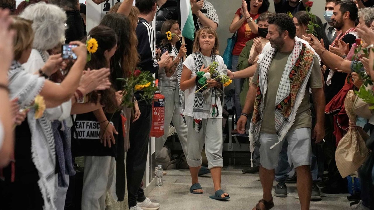 Aktivis Swedia Greta Thunberg tiba di Bandara Internasional Eleftherios Venizelos di Athena, Yunani, Senin, (06/10/2025) waktu setempat