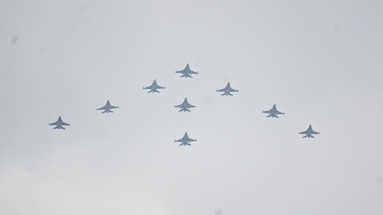 Demo udara TNI AU di HUT ke-80 TNI di kawasan Monumen Nasional (Monas)