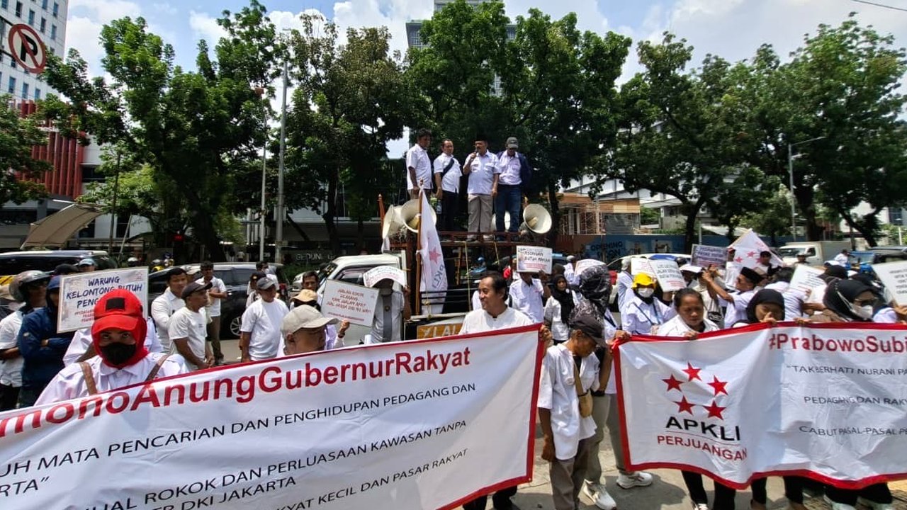 Pedagang Kaki Lima Geruduk DPRD DKI, Protes Aturan Larangan Jual Rokok!