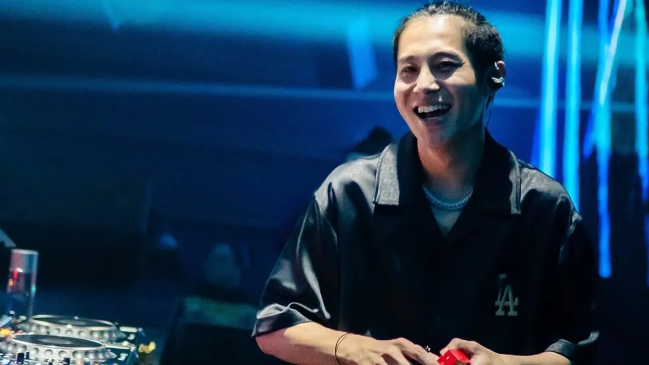 7 Potret DJ Panda yang Kembali Nge-DJ, Ditemani Orang Tua