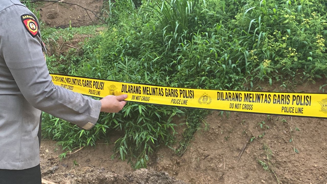 Petugas Polsek Nyalindung memberi garis polisi di lokasi kejadian yang menewaskan 3 balita akibat tenggelam di Kabuoaten Sukabumi (Liputan6.com/Fira Syahrin).