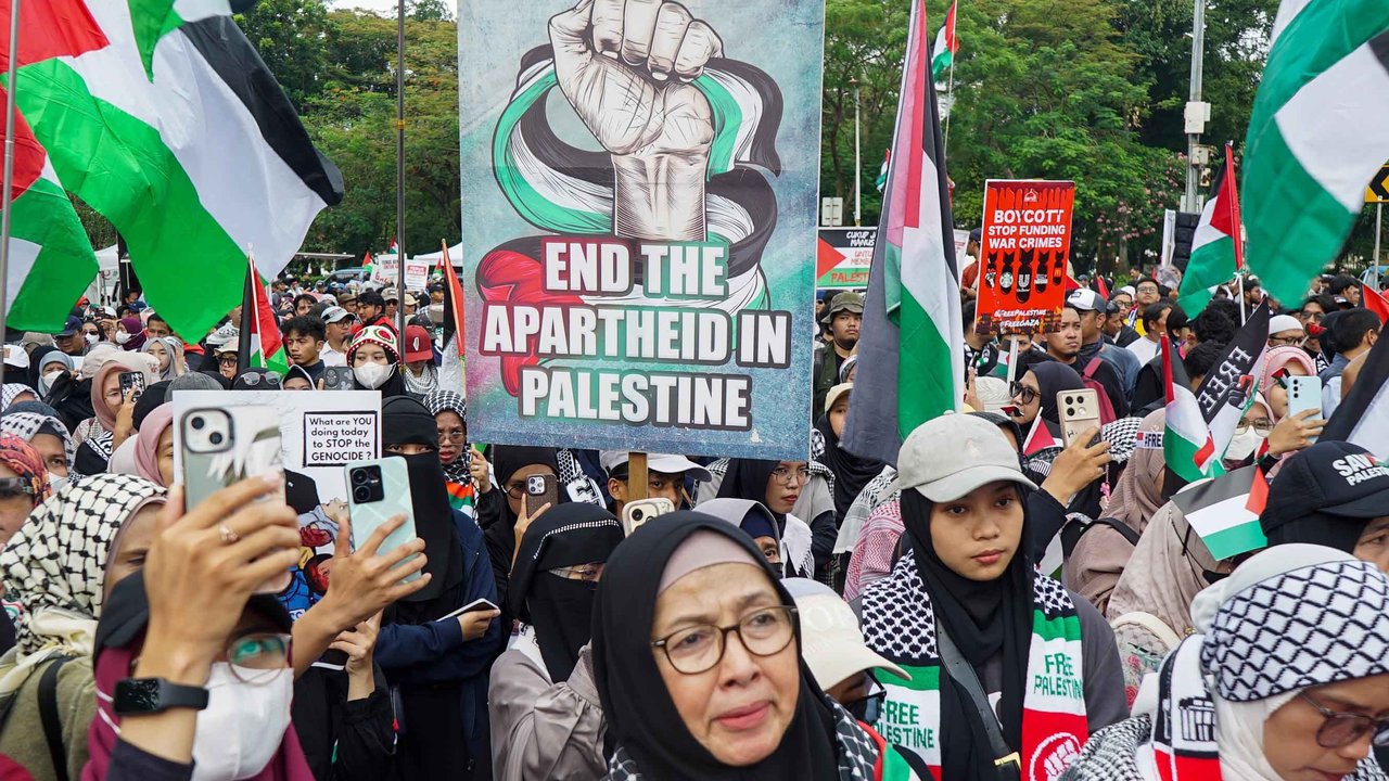 Massa menggelar demonstrasi solidaritas Palestina di depan Kedutaan Besar AS di Jakarta, Indonesia, Selasa (07/10/2025).