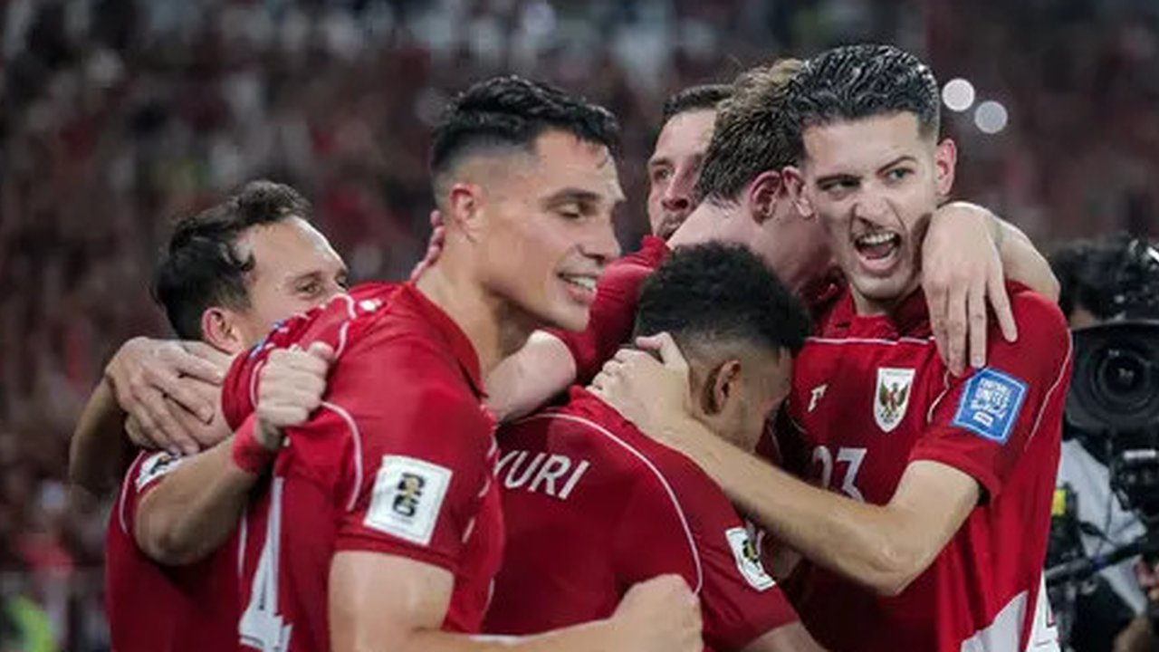 Timnas Indonesia merayakan gol yang dicetak Ole Romeny ke gawang China dalam laga Kualifikasi Piala Dunia 2026 zona Asia di Stadion Utama Gelora Bung Karno (SUGBK) Senayan, Jakarta, Kamis