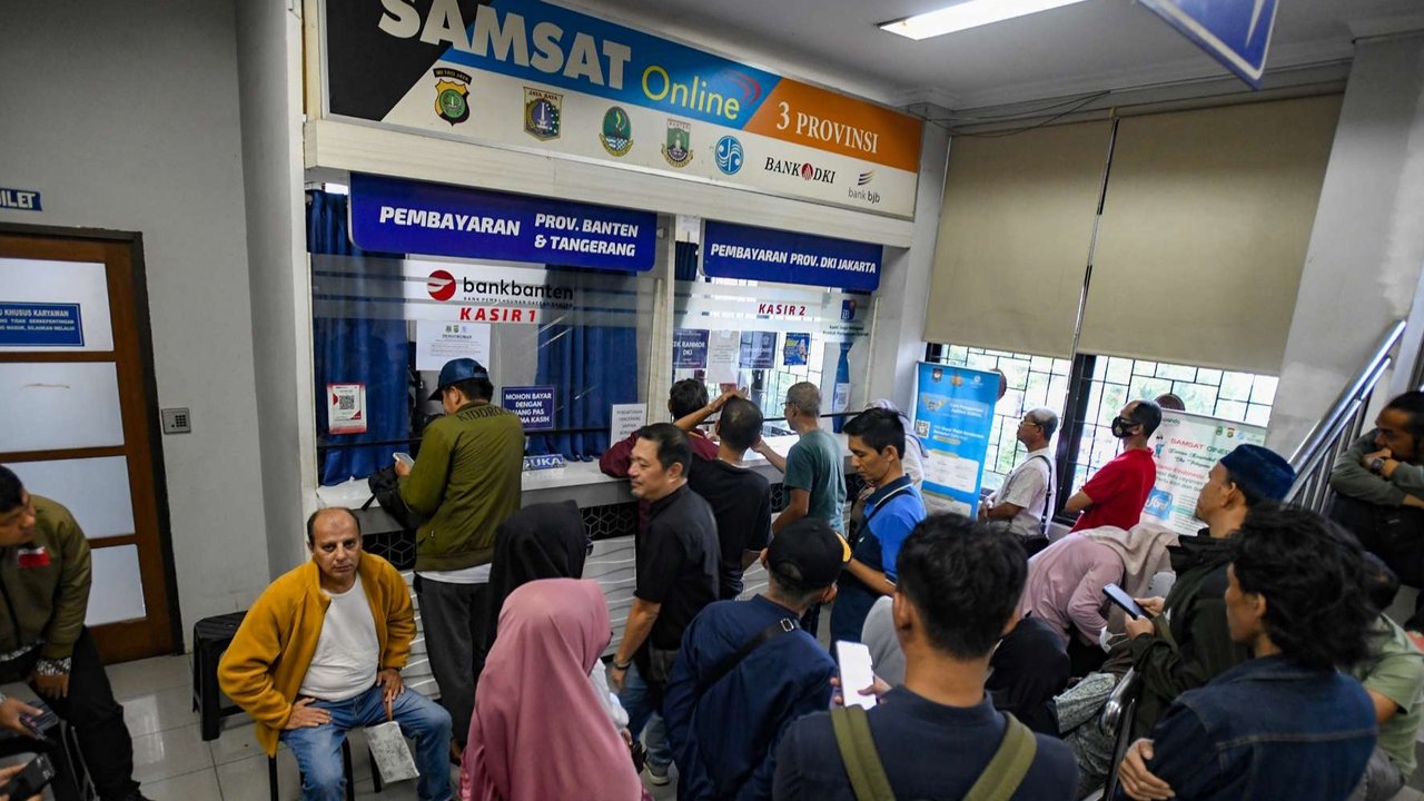 Sejumlah warga antre saat mengikuti pemutihan pembayaran Pajak Kendaraan Bermotor (PKB) di Samsat Cinere, Depok,  Jawa Barat, Jumat (11/4/2025).