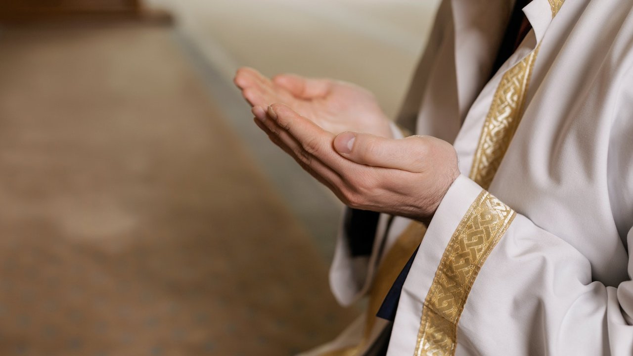 Ilustrasi berdoa, doa. (Photo by Alena Darmel: https://www.pexels.com/photo/person-in-praying-with-his-hands-raised-8164382/)