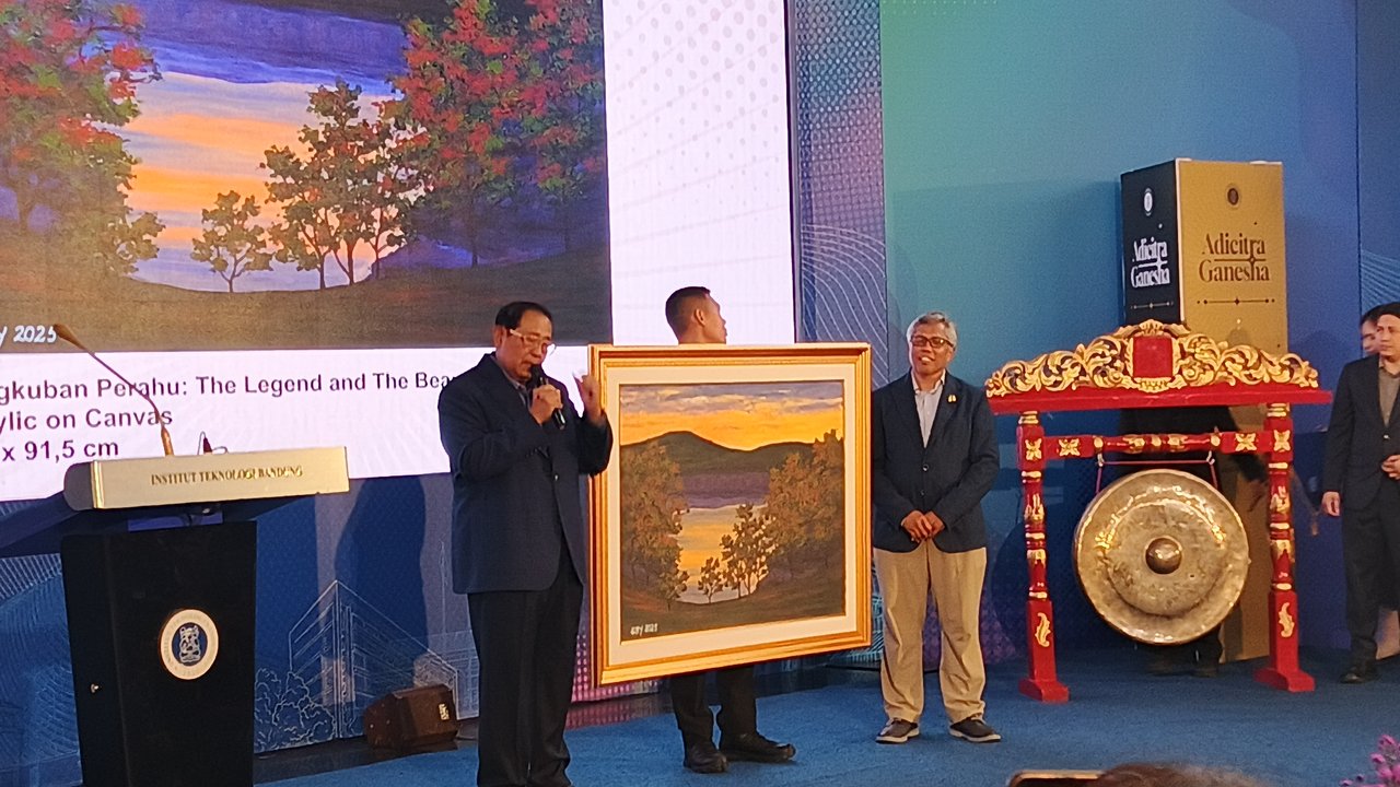 SBY Tuangkan Kenangan di Bandung Lewat Lukisan