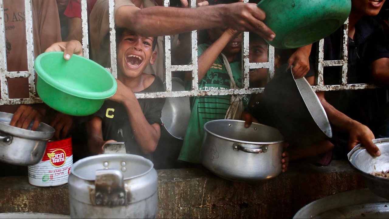 Anak-anak Palestina menunggu makanan di dapur amal di daerah Mawasi, Khan Yunis, Jalur Gaza Selatan, Selasa (22/07/2025).
AFP