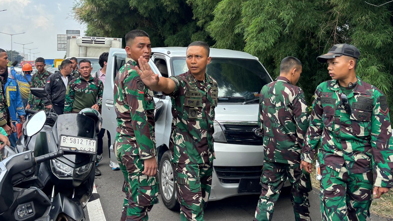 Prajurit TNI AD Tangkap Pelaku Begal & Tabrak Lari di Tol Kebon Jeruk
