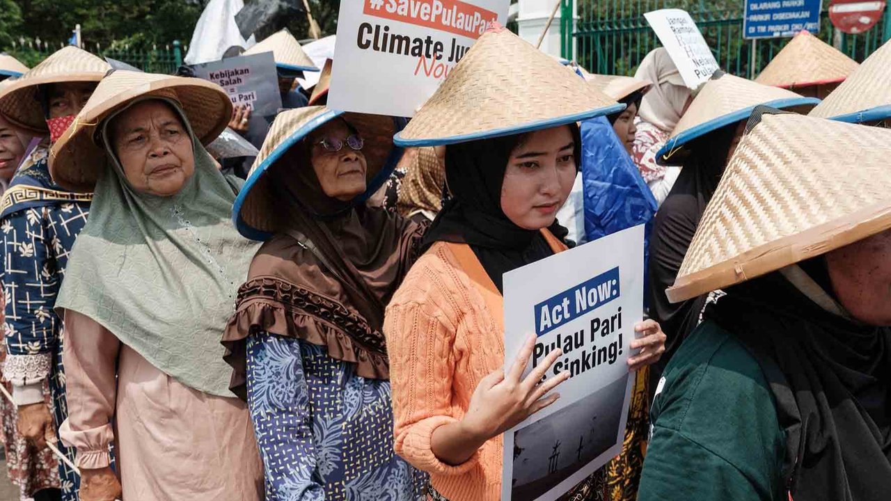 Ratusan warga Pulau Pari  melakukan aki unjuk rasa di depan Gedung  Kementerian Kelautan dan Perikanan (KKP), Jakarta, Rabu (08/10/2025).