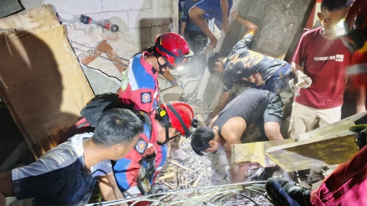 Lagi Renovasi, Bangunan 2 Lantai Ambruk Timpa 2 Pekerja