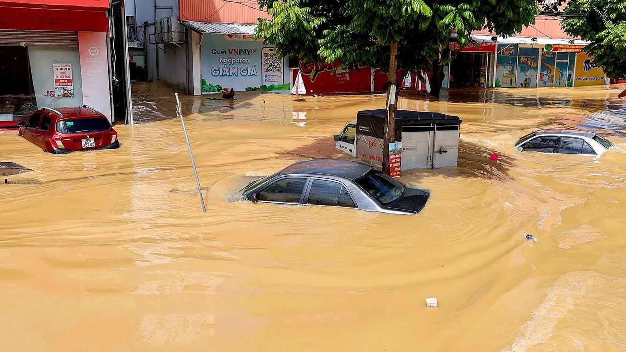 Mobil-mobil terendam banjir setelah hujan deras akibat Topan Matmo di kota Thai Nguyen,Vietnam, Rabu (08/10/2025).