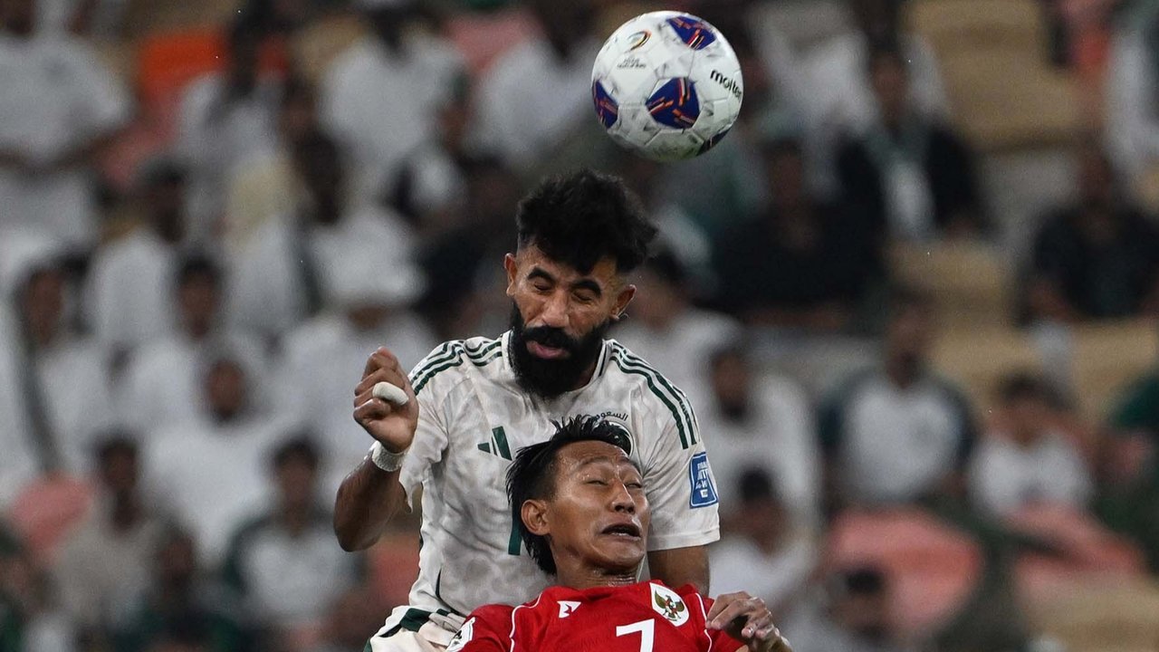 Pemain Timnas  Indonesia Beckham Putra Nugraha berebut bola dengan pemain Arab Saudi Nawaf Bu Washl dalam pertandingan babak keempat kualifikasi Piala Dunia 2026 Grup B antara Arab Saudi dan Indonesia di Stadion Alinma Bank, King Abdullah Sports City, Jeddah, Arab Saudi, Rabu, (08/10/2025) waktu setempat.