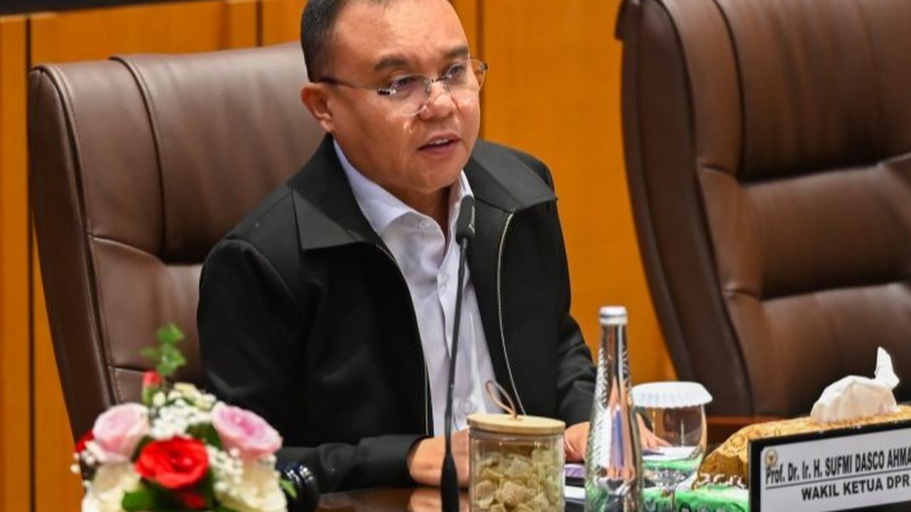 Wakil Ketua DPR Sufmi Dasco Ahmad membantah kabar adanya surat dari Presiden Prabowo Subianto terkait pergantian Kapolri. Apakah isu ini hanya spekulasi belaka?