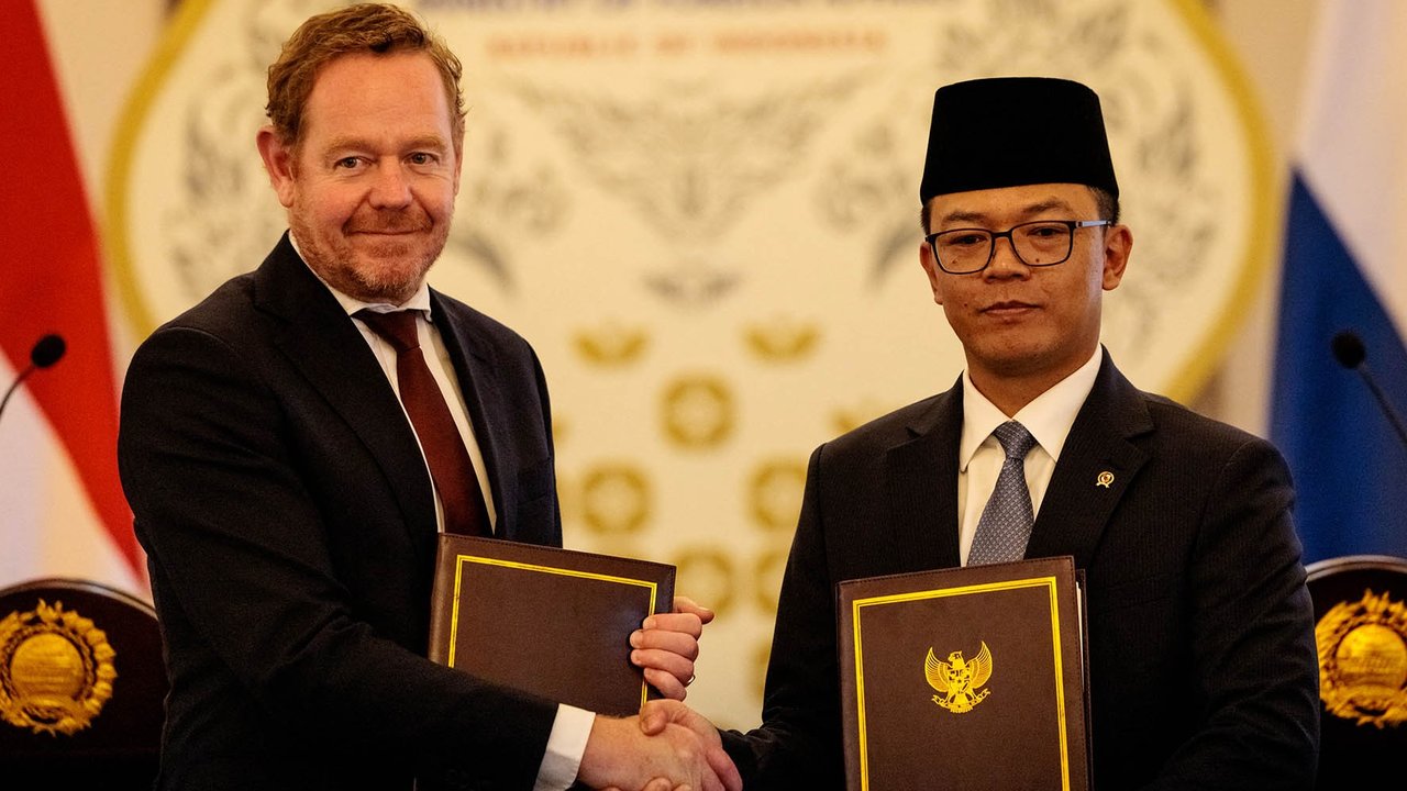 Menteri Luar Negeri Indonesia Sugiono dan mitranya dari Belanda David van Weel usai menandatangani perjanjian kerja sama bilateral di Kementerian Luar Negeri, Jakarta, Kamis (09/10/2025).