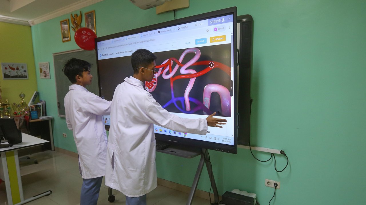 Siswa beraktifitas pada ruang kelas salah satu kelas di SMA Cahaya Rancamaya Islamic Boarding School, Kota Bogor, Jawa Barat, Kamis (09/10/2025).