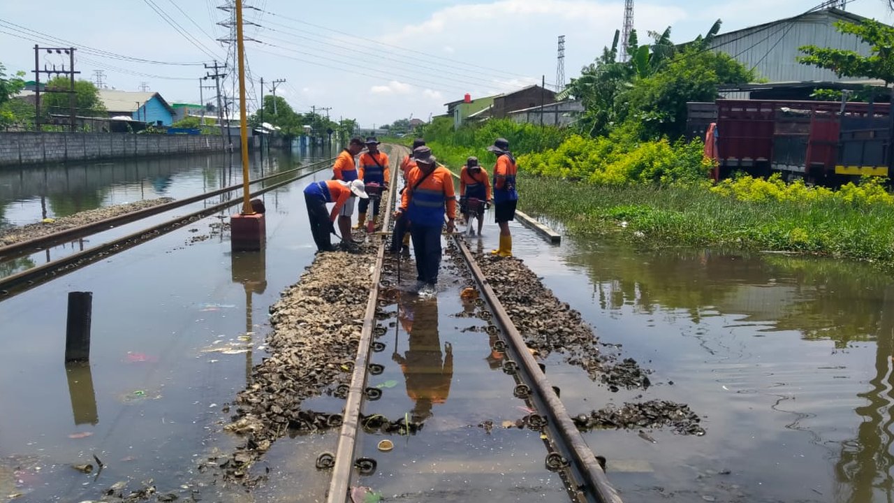 jalur rel kereta api kaligawe