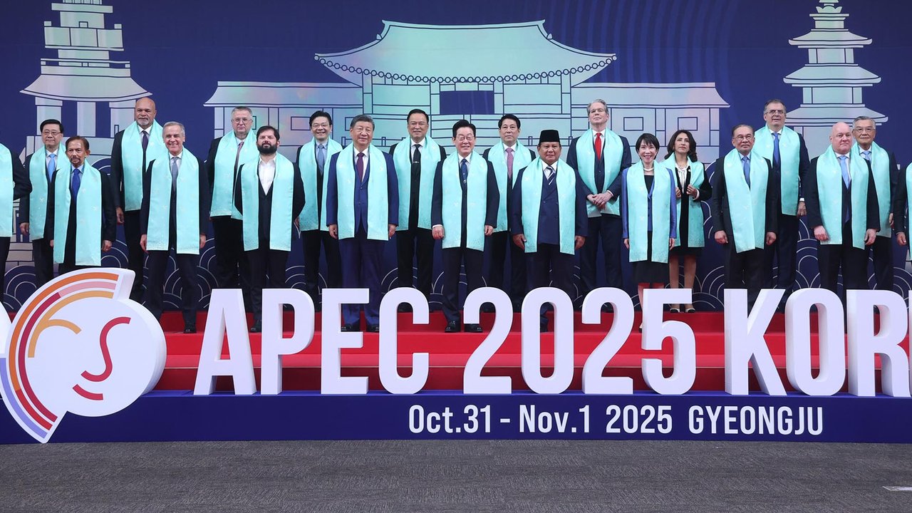 Baris depan dari kiri ke kanan, Perdana Menteri Australia Anthony Albanese, Sultan Brunei Hassanal Bolkiah, Perdana Menteri Kanada Mark Carney, Presiden Chili Gabriel Boric, Presiden Tiongkok Xi Jinping, Presiden Korea Selatan Lee Jae Myung, Presiden Indonesia Prabowo Subianto, Perdana Menteri Jepang Sanae Takaichi, Perdana Menteri Malaysia Anwar Ibrahim, Perdana Menteri Selandia Baru Christopher Luxon, Presiden Filipina Ferdinand Marcos Jr., dan baris belakang dari kiri ke kanan, Kepala Eksekutif Hong Kong John Lee, Wakil Perdana Menteri Papua Nugini John Rosso, Wakil Perdana Menteri Rusia Alexei Overchuk, Perdana Menteri Singapura Lawrence Wong, Perdana Menteri Thailand Anutin Charnvirakul, Presiden Vietnam Luong Cuong, Menteri Keuangan AS Scott Bessent, Menteri Perdagangan Luar Negeri dan Pariwisata Peru Teresa Mera, Menteri Ekonomi Meksiko Marcelo Ebrard, utusan Taiwan untuk Pertemuan Pemimpin Ekonomi APEC 2025 Lin Hsin-i berpose untuk foto bersama di Pertemuan Ekonomi Kerja Sama Ekonomi Asia-Pasifik (APEC) Pertemuan Pemimpin di Gyeongju, Korea Selatan, Sabtu, (01/11/2025).