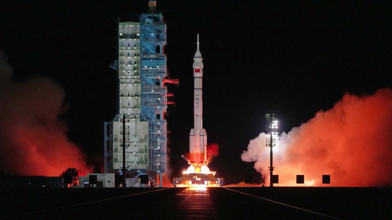 Roket Long March 2F China yang membawa tiga astronaut untuk misi luar angkasa berawak Shenzhou 21, lepas landas di Pusat Peluncuran Satelit Jiuquan di Jiuquan, Tiongkok barat laut, Jumat, (31/10/2025).