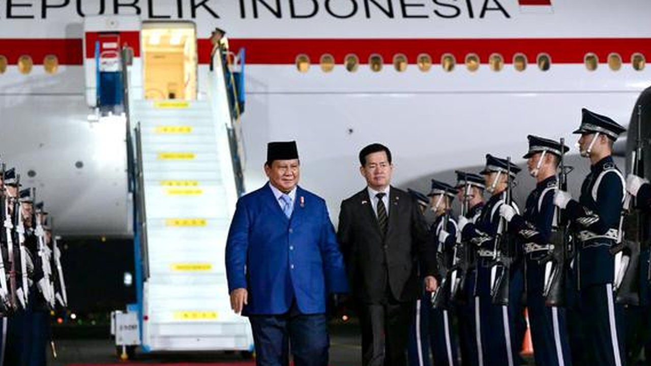 VIDEO: Adab Prabowo Lepas Sarung Tangan Saat Salami Pensiunan Jenderal Korea Selatan